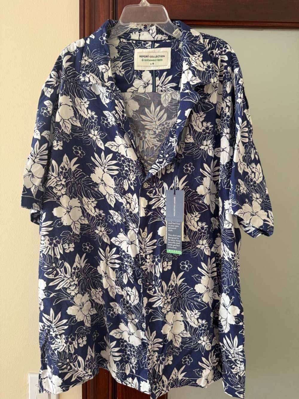 Report Collection NWT Navy and White Floral Short-Sleeve Button-Up Shirt